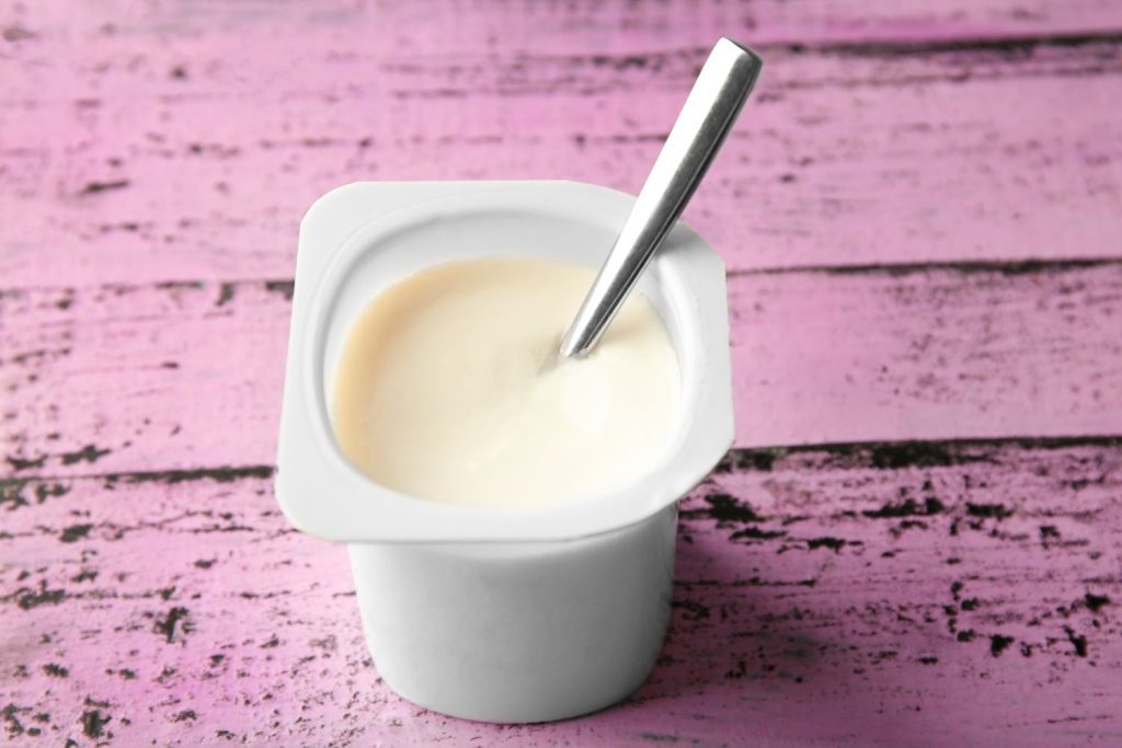 Smaksatt yoghurtboks med høyt sukkerinnhold – en guide til å begrense sukker i hverdagen ved å velge naturell yoghurt.